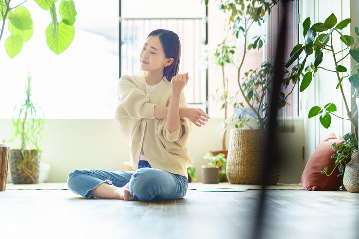 ストレッチする女性
